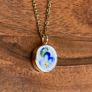 Aranyozott pici medál - Herendi mentett darabok - nefelejcs medál vagy nyaklánc, Ékszer, Nyaklánc, Medálos nyaklánc, Mozaik, Ékszerkészítés, MESKA