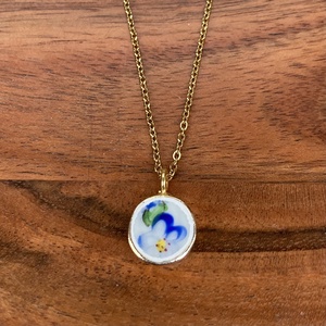 Aranyozott pici medál - Herendi mentett darabok - nefelejcs medál vagy nyaklánc - ékszer - nyaklánc - medálos nyaklánc - Meska.hu