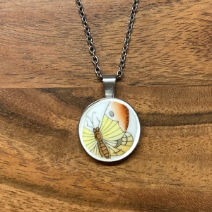 Herendi mentett darabok - nemesacél nyaklánc lepkés porcelánnal, Ékszer, Nyaklánc, Medálos nyaklánc, Mozaik, Ékszerkészítés, Tovább él egy a törött Herendi porcelándarab ebben a különleges pillangós medálban. Egyedülálló éks..., MESKA