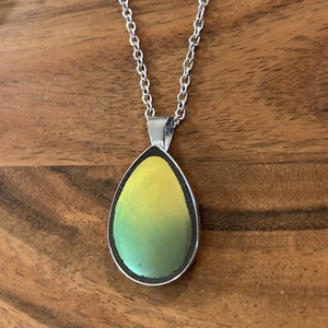 Eozinos mentett Zsolnay darabok - porcelán nyaklánc, nemesacél csepp medálos - Meska.hu