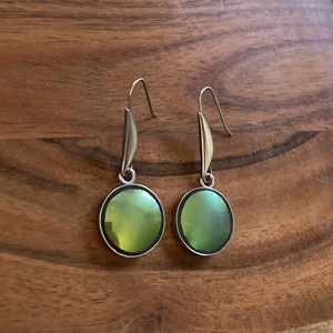 Eozinos Zsolnay mentett darabok - porcelán fülbevaló - nemesacél lógós, eozin mázas - ékszer - fülbevaló - lógó fülbevaló - Meska.hu