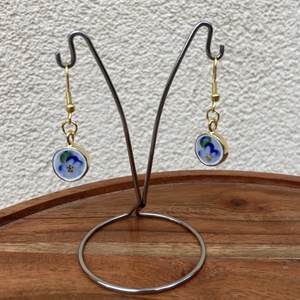 Herendi mentett darabok - nefelejcs mintás porcelán fülbevaló, aranyozott réz nemesacéllal - ékszer - fülbevaló - lógós kerek fülbevaló - Meska.hu