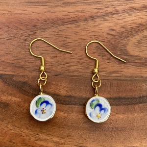 Herendi mentett darabok - nefelejcs mintás porcelán fülbevaló, aranyozott réz nemesacéllal - Meska.hu