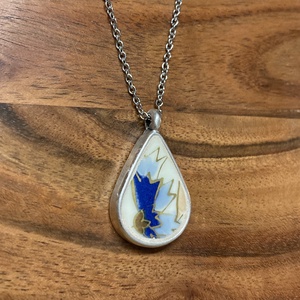 Mentett Zsolnay darabok - porcelán nyaklánc - csepp medál nemesacél lánccal - búzavirágos, Ékszer, Nyaklánc, Medálos nyaklánc, Mozaik, Ékszerkészítés, MESKA