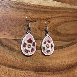 Mentett Zsolnay darabok - porcelán fülbevaló - nemesacél csepp forma, virágos - ékszer - fülbevaló - lógó fülbevaló - Meska.hu