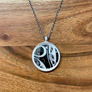 Mentett porcelán darabok - nyaklánc nemesacél lánccal, Ékszer, Nyaklánc, Medálos nyaklánc, Mozaik, Ékszerkészítés, Tovább él egy törött Hollóházi Szász Endre porcelán darab ebben a különleges medálban. Egyedülálló ..., MESKA