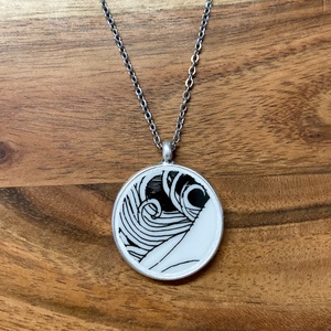 Mentett porcelán darabok - nyaklánc nemesacél lánccal, Ékszer, Nyaklánc, Medálos nyaklánc, Mozaik, Ékszerkészítés, Tovább él egy törött Hollóházi Szász Endre porcelán darab ebben a különleges medálban. Egyedülálló ..., MESKA