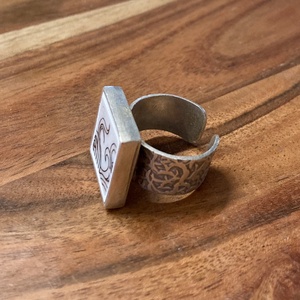 Mentett porcelán darabok - állítható négyzetes gyűrű - grafikus - ékszer - gyűrű - statement gyűrű - Meska.hu