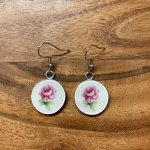 Mentett porcelán darabok - nemesacél fülbevaló, virágos, lógós - Meska.hu