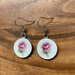 Mentett porcelán darabok - nemesacél fülbevaló, virágos, lógós - ékszer - fülbevaló - lógó fülbevaló - Meska.hu