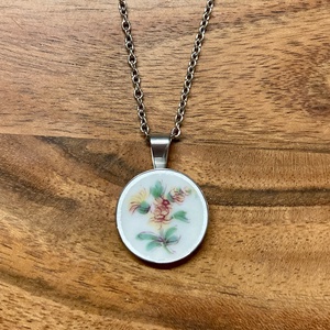 Mentett porcelán darabok - nemesacél nyaklánc virágos porcelánnal - Meska.hu