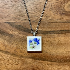 Mentett porcelán darabok - virágos nyaklánc - pici négyzet medál nemesacél lánccal - Meska.hu