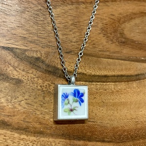 Mentett porcelán darabok - virágos nyaklánc - pici négyzet medál nemesacél lánccal - ékszer - nyaklánc - medálos nyaklánc - Meska.hu