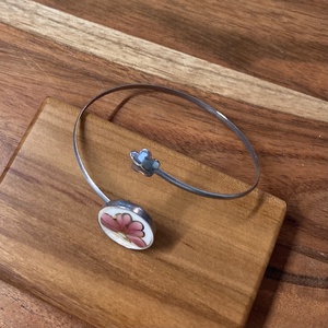 Mentett porcelán darabok - nemesacél karperec, virágos - állítható - ékszer - karkötő - karkötő medállal - Meska.hu