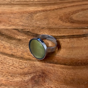 Eozinos mentett porcelán darabok - nemesacél gyűrű - eozin mázas, állítható - ékszer - gyűrű - kerek gyűrű - Meska.hu