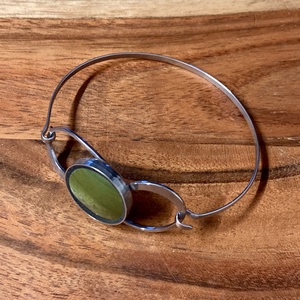 Eozinos mentett porcelán darabok - nemesacél karperec, eozin mázas - 3 méretben - ékszer - karkötő - karkötő medállal - Meska.hu