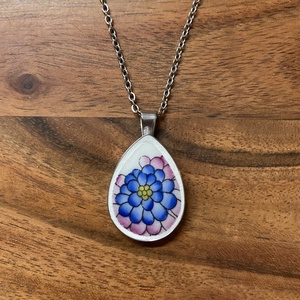 Mentett porcelán darabok - virágos nyaklánc - nemesacél csepp medálos - Meska.hu