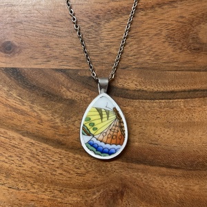 Mentett porcelán darabok - pillangós nyaklánc - nemesacél csepp medálos - Meska.hu