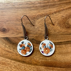 Mentett porcelán darabok - virágos fülbevaló - nemesacél lógós, Ékszer, Fülbevaló, Lógó fülbevaló, Mozaik, Ékszerkészítés, MESKA