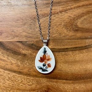 Mentett porcelán darabok - virágos nyaklánc - nemesacél csepp medálos - Meska.hu