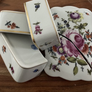 Mentett porcelán darabok - virágos nemesacél karperec - állítható - ékszer - karkötő - karkötő medállal - Meska.hu