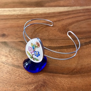 Mentett porcelán darabok - virágos nemesacél karperec - állítható - ékszer - karkötő - karkötő medállal - Meska.hu