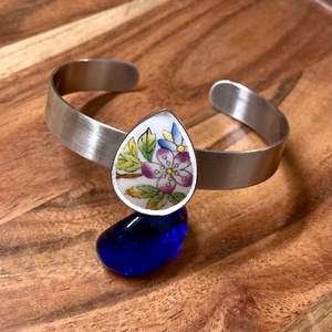 Mentett porcelán darabok - virágos nemesacél karperec - állítható, csepp medálos, Ékszer, Karkötő, Karkötő medállal, Mozaik, Ékszerkészítés, MESKA