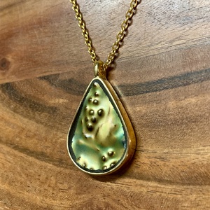 Aranyozott eozin medál - mentett porcelán darabok - medál vagy nyaklánc - ékszer - nyaklánc - medálos nyaklánc - Meska.hu