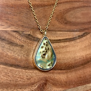 Aranyozott eozin medál - mentett porcelán darabok - medál vagy nyaklánc - ékszer - nyaklánc - medálos nyaklánc - Meska.hu