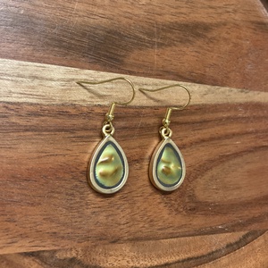 Aranyozott eozinos fülbevaló - mentett porcelán darabok - ékszer - fülbevaló - lógó fülbevaló - Meska.hu