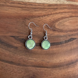 Eozinos mentett porcelán darabok - pici fülbevaló - nemesacél lógós eozin mázas - ékszer - fülbevaló - lógó fülbevaló - Meska.hu