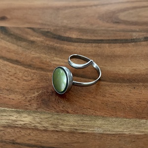 Eozinos mentett porcelán darabok - kígyós nemesacél gyűrű - eozin mázas, állítható - ékszer - gyűrű - kerek gyűrű - Meska.hu