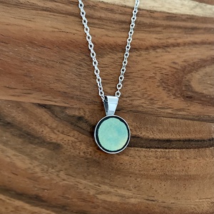 Eozinos mentett porcelán darabok - pici medálos nemesacél nyaklánc eozin mázas porcelánnal - ékszer - nyaklánc - medálos nyaklánc - Meska.hu