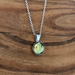 Eozinos mentett porcelán darabok - pici medálos nemesacél nyaklánc eozin mázas porcelánnal - ékszer - nyaklánc - medálos nyaklánc - Meska.hu