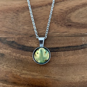 Eozinos mentett porcelán darabok - pici medálos nemesacél nyaklánc eozin mázas porcelánnal - Meska.hu