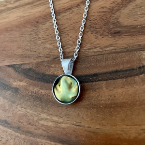 Eozinos mentett porcelán darabok - pici medálos nemesacél nyaklánc eozin mázas porcelánnal - ékszer - nyaklánc - medálos nyaklánc - Meska.hu