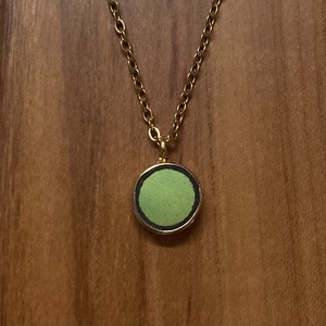 Aranyozott pici medál - eozinos mentett porcelán darabok - medál vagy nyaklánc - ékszer - nyaklánc - medálos nyaklánc - Meska.hu