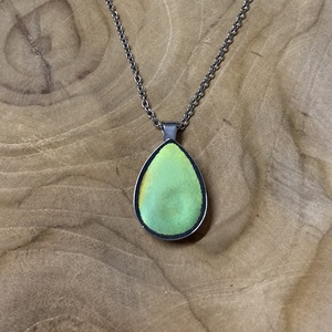 Eozinos mentett porcelán darabok - nyaklánc, nemesacél csepp medálos - Meska.hu