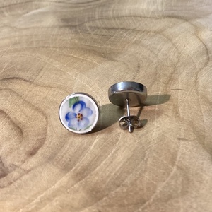 Nefelejcses mentett porcelán darabok - nemesacél fülbevaló - ékszer - fülbevaló - pötty fülbevaló - Meska.hu