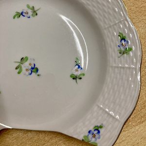 Nefelejcses mentett porcelán darabok - nemesacél fülbevaló - ékszer - fülbevaló - pötty fülbevaló - Meska.hu