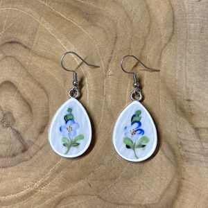 Mentett porcelán darabok - nemesacél fülbevaló - csepp forma, nefelejcs, Ékszer, Fülbevaló, Lógó fülbevaló, Mozaik, Ékszerkészítés, MESKA