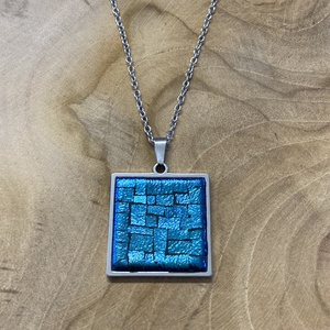 Türkiz és királykék színváltós mikromozaik nyaklánc nemesacéllal, Dichroic üveggel - ékszer - nyaklánc - medálos nyaklánc - Meska.hu