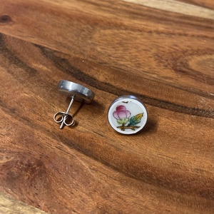 Mentett porcelán darabok - nemesacél fülbevaló, Viktória virágos - ékszer - fülbevaló - pötty fülbevaló - Meska.hu