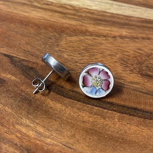 Mentett porcelán darabok - nemesacél fülbevaló, virágos - ékszer - fülbevaló - pötty fülbevaló - Meska.hu