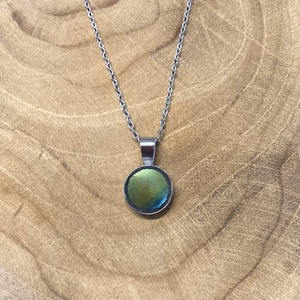 Eozinos mentett porcelán darabok - pici medálos nemesacél nyaklánc eozin mázas porcelánnal, Ékszer, Nyaklánc, Medálos nyaklánc, Mozaik, Ékszerkészítés, MESKA