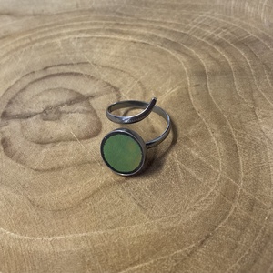 Eozinos mentett porcelán darabok - kígyós nemesacél gyűrű - eozin mázas, állítható - ékszer - gyűrű - kerek gyűrű - Meska.hu