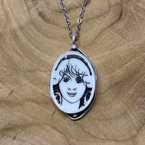 Mentett porcelán darabok - lány, női arc medálos nyaklánc, Ékszer, Nyaklánc, Medálos nyaklánc, Mozaik, Ékszerkészítés, MESKA