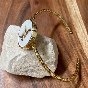 Aranyozott karperec - mentett francia porcelán darabok - állítható - ékszer - karkötő - karkötő medállal - Meska.hu