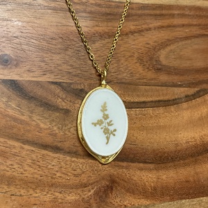 Aranyozott medál - mentett francia porcelán darabok - medál vagy nyaklánc - ékszer - nyaklánc - medálos nyaklánc - Meska.hu