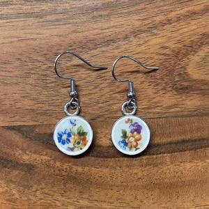 Mentett francia porcelán darabok - pici virágos fülbevaló - nemesacél lógós, Ékszer, Fülbevaló, Lógó fülbevaló, Mozaik, Ékszerkészítés, MESKA